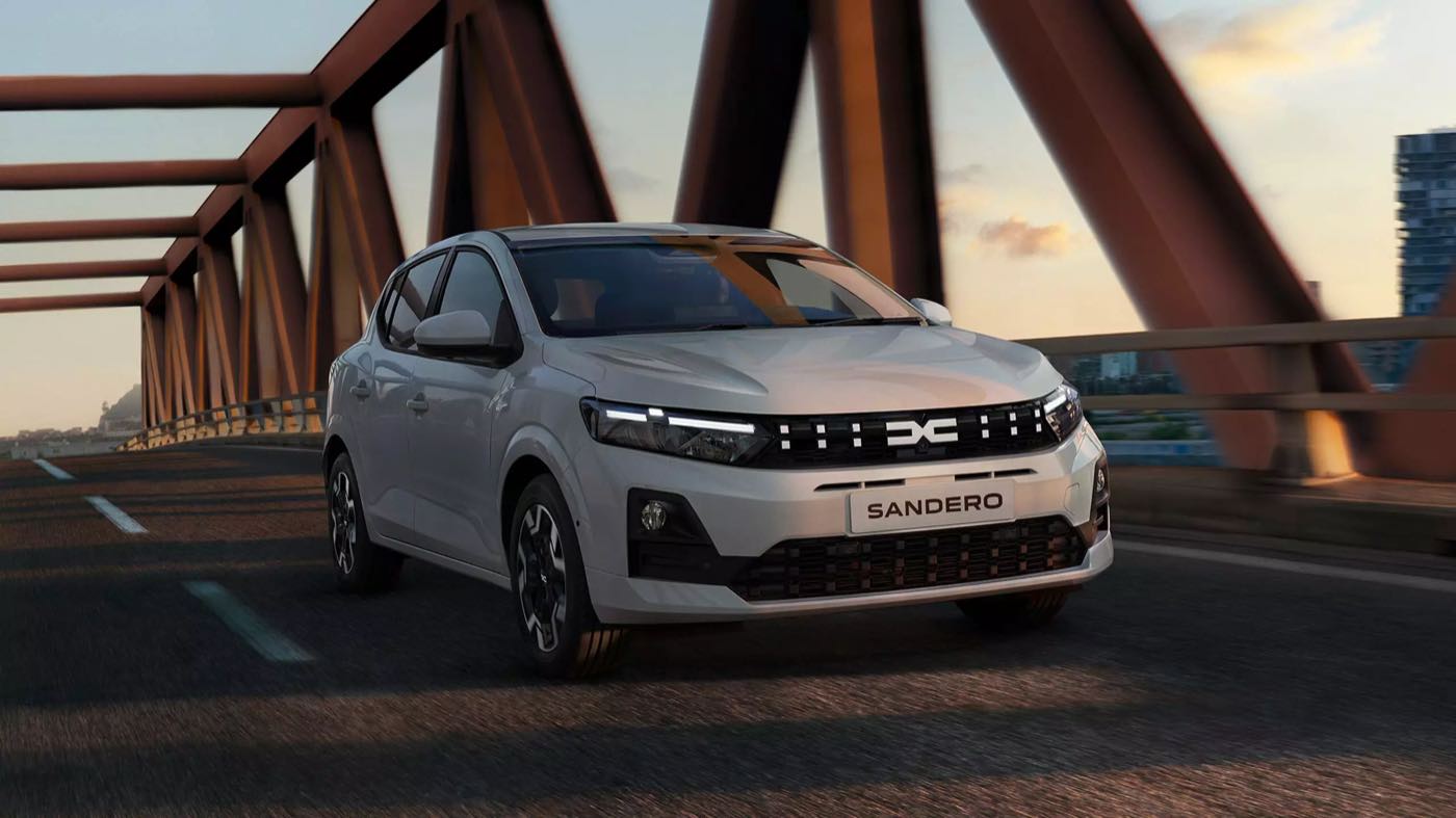 Dacia Sandero auf einer Brücke